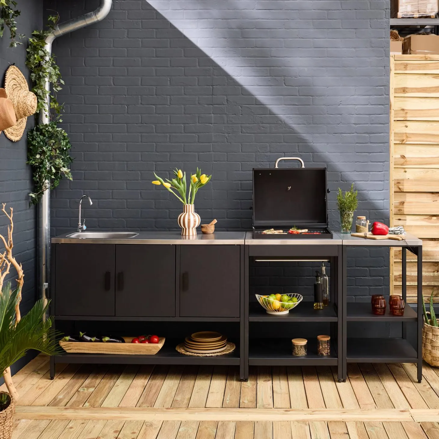 Außenküche aus Edelstahl mit Holzkohlegrill, Spüle und Regal, 3 Elemente