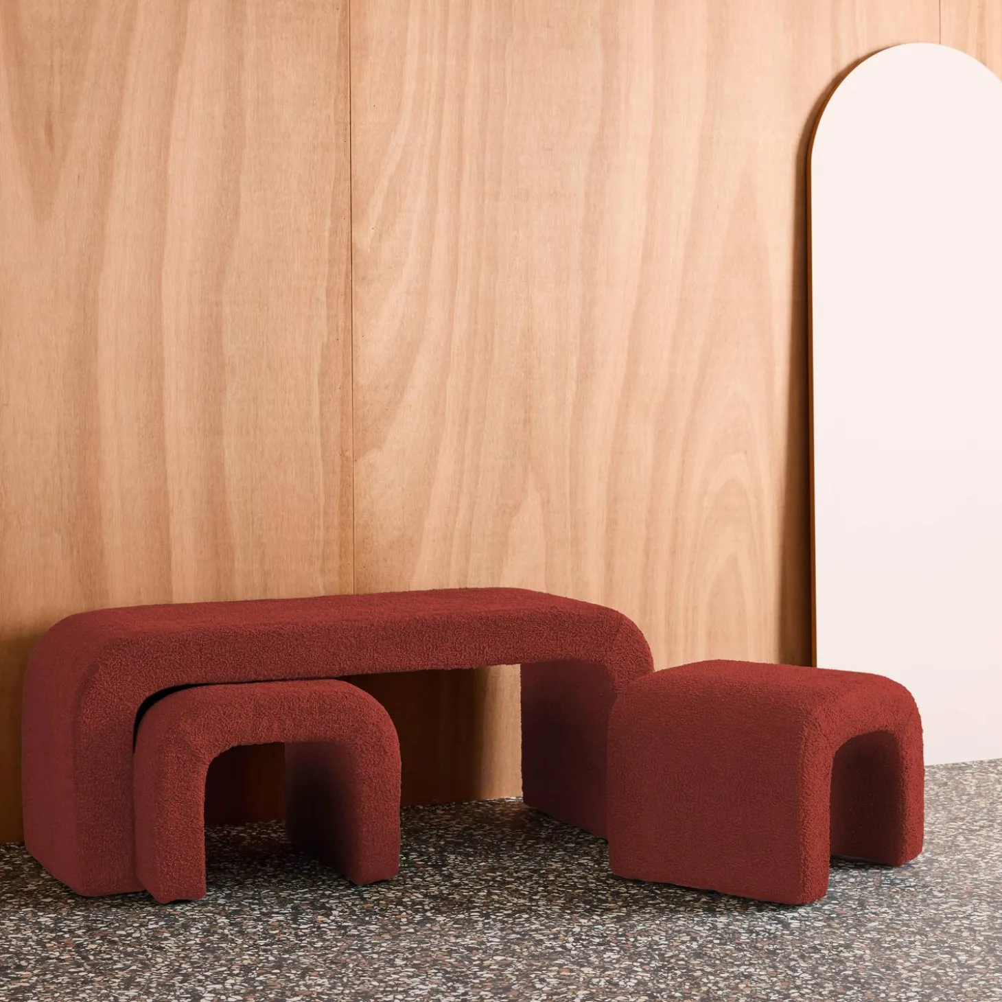 Bank und Satzhocker Bouclé