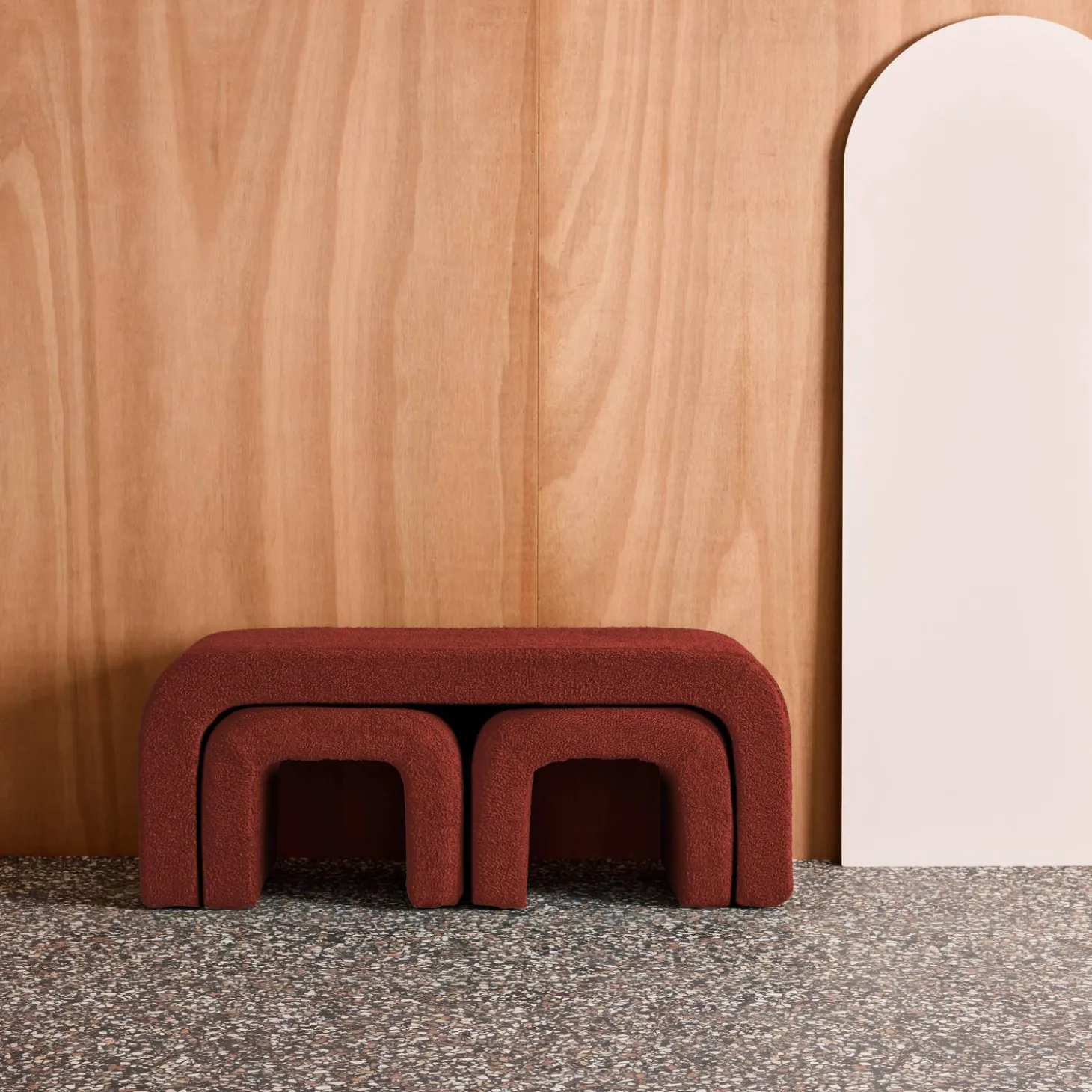 Bank und Satzhocker Bouclé