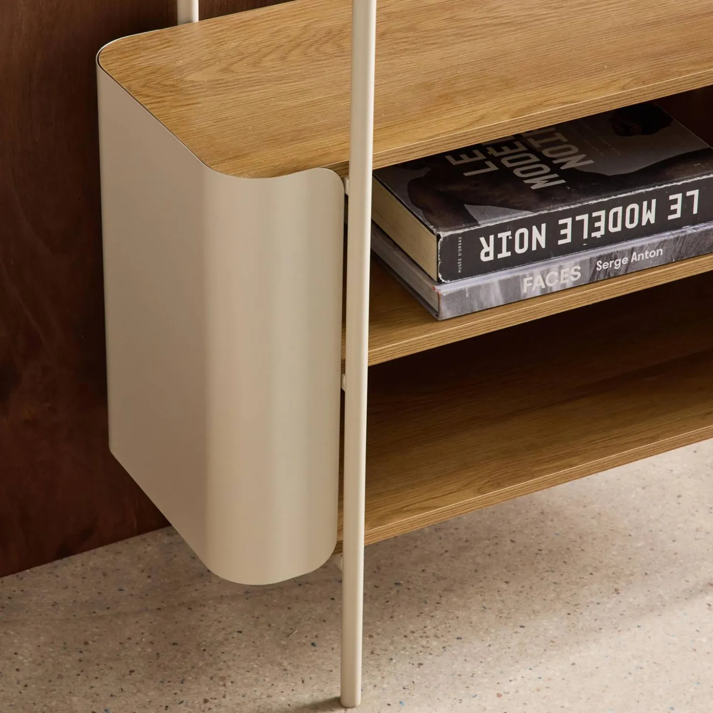 Bücherregal aus gebogenem Metall mit Holzdekor, 6 Ebenen