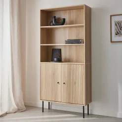 Bücherregal mit gerilltem Holzdekor und schwarzem Metall, 2 Türen