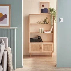Bücherregal mit Holzdekor und Rattan-Geflecht