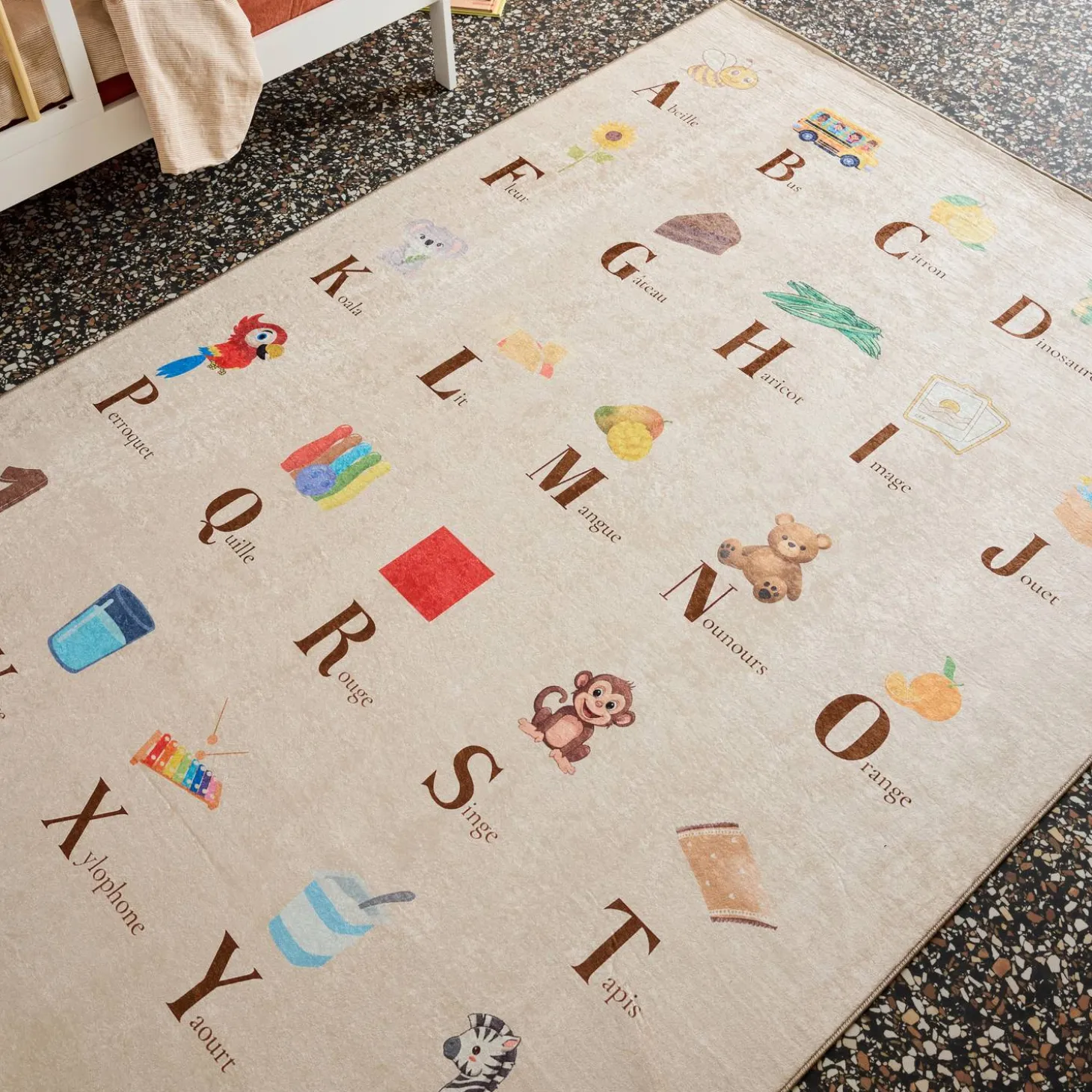 Beiger Kinder-Innenteppich mit französischem Alphabet-Druck