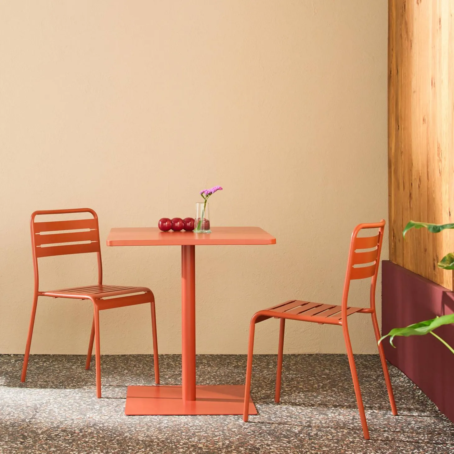 Bistro-Gartentisch quadratisch aus Stahl + 2 Stühle
