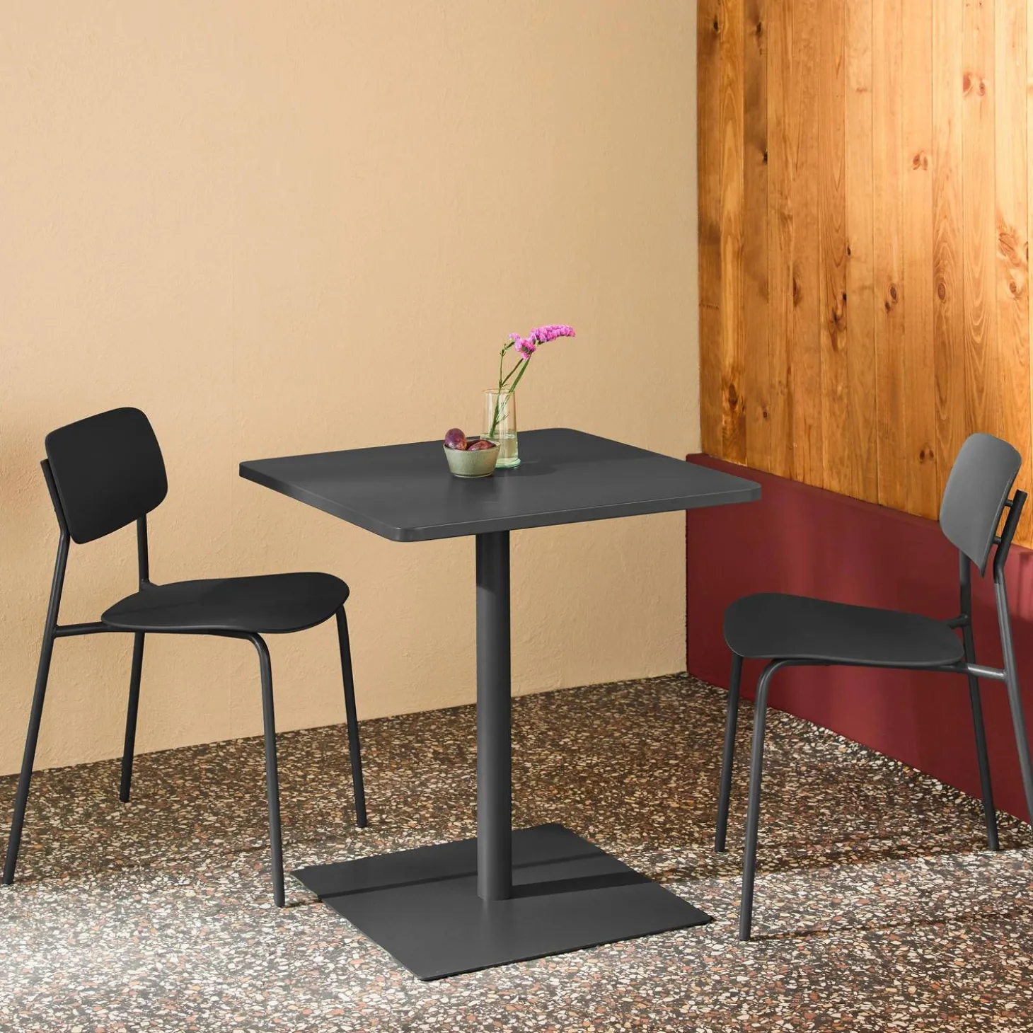 Bistro-Gartentisch quadratisch aus Stahl + 2 Stühle