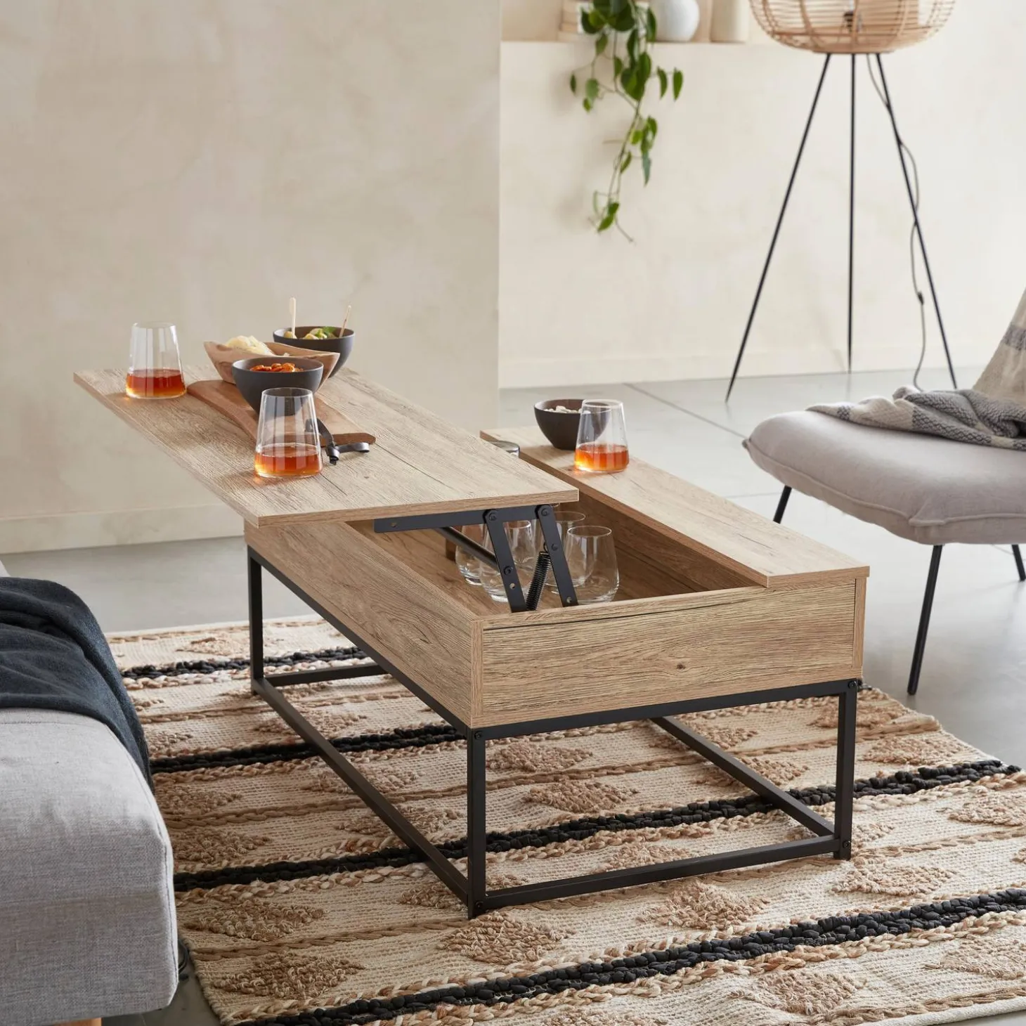 Couchtisch im industriellen Stil mit hochklappbarer Tischplatte