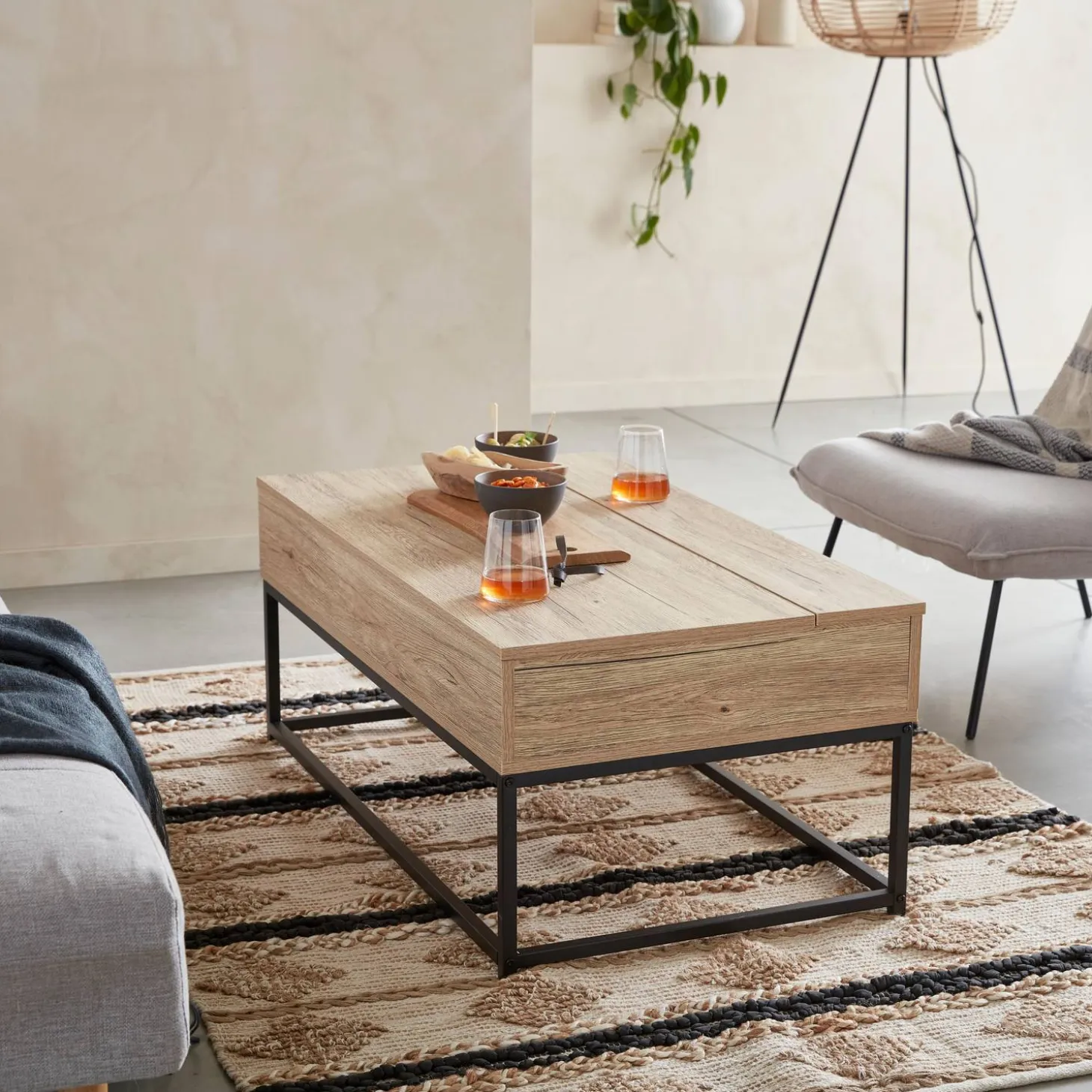 Couchtisch im industriellen Stil mit hochklappbarer Tischplatte