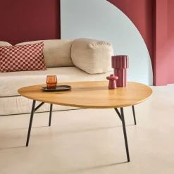 Dreieckiger Couchtisch mit schwarzen Metallbeinen und Eichenlook