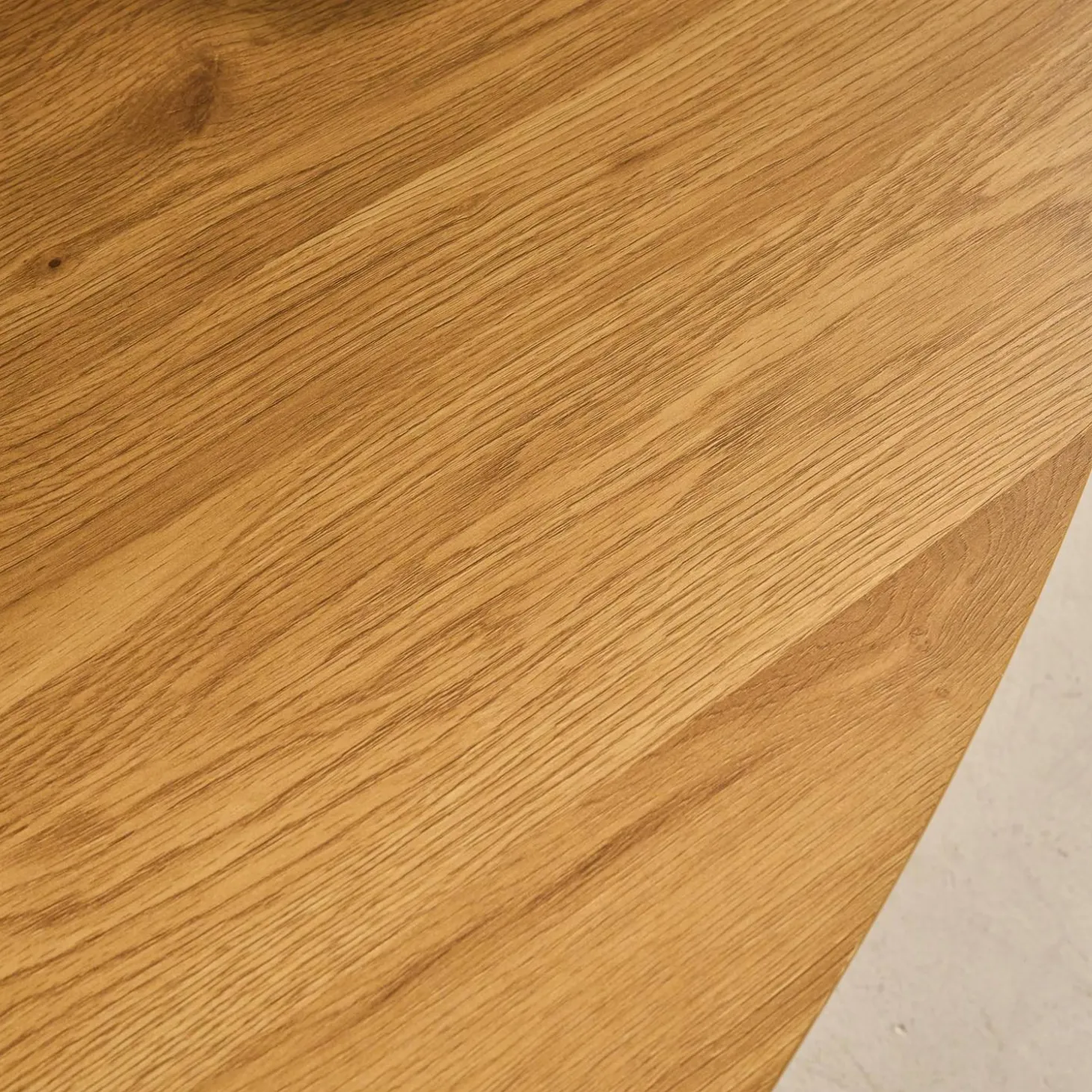 Dreieckiger Couchtisch mit schwarzen Metallbeinen und Eichenlook