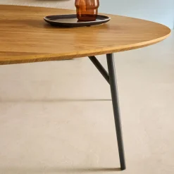 Dreieckiger Couchtisch mit schwarzen Metallbeinen und Eichenlook