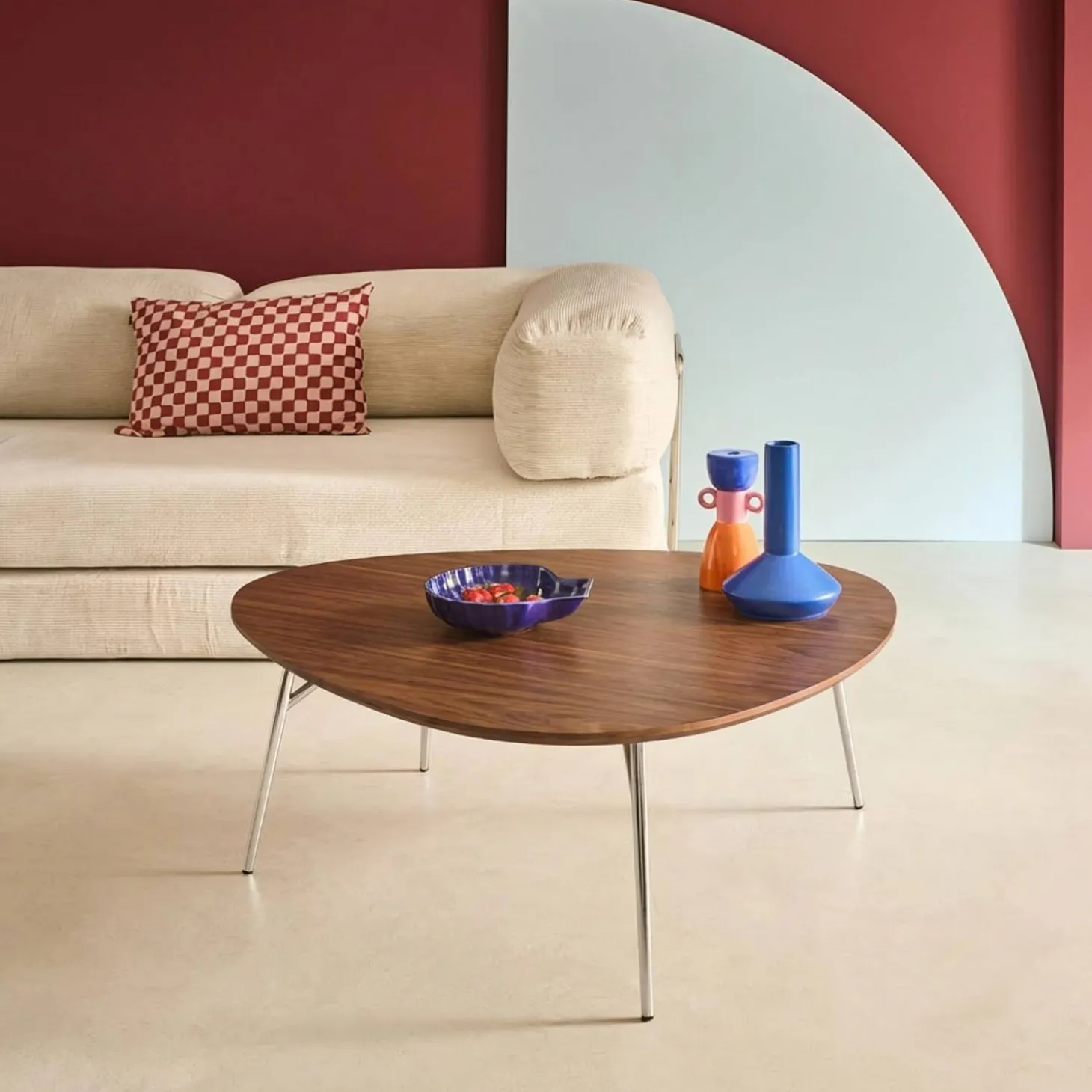 Dreieckiger Couchtisch mit verchromten Metallbeinen und Holzlook