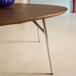 Dreieckiger Couchtisch mit verchromten Metallbeinen und Holzlook