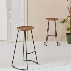 2er Set Barhocker aus Mangoholz und Stahl, Fußstütze, 75 cm