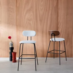 2er Set Barhocker mit nussbaumfarbenem Holzdekor, wasserabweisendem Stoff und schwarzen Metallbeinen