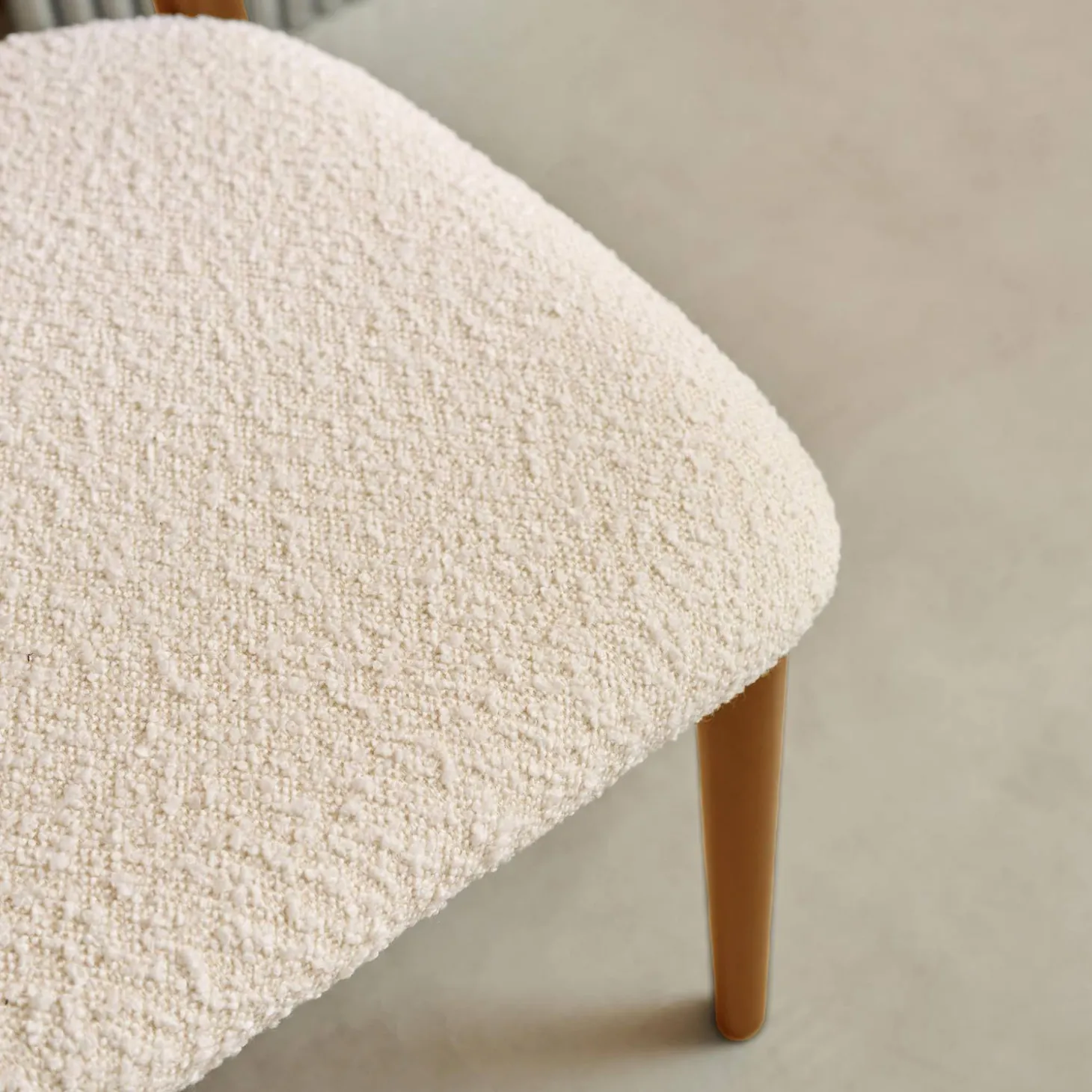 2er-Set Heveaholzstühle mit Bouclé-Bezug