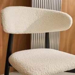 2er-Set Heveaholzstühle mit Bouclé-Bezug