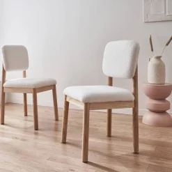 2er-Set skandinavische Stühle aus Hevea-Holz mit Bouclé-Bezug