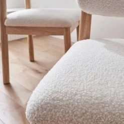 2er-Set skandinavische Stühle aus Hevea-Holz mit Bouclé-Bezug