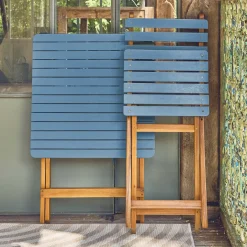 Gartentisch aus Akazienholz, 2 Klappstühle