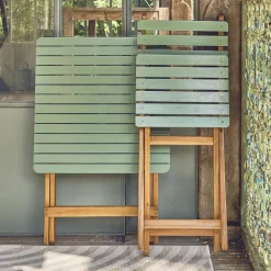 Gartentisch aus Akazienholz, 2 Klappstühle