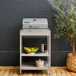 Holzkohlegrill und Räucherofen auf Beinen, 2 Regalböden