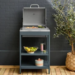 Holzkohlegrill und Räucherofen auf Beinen, 2 Regalböden