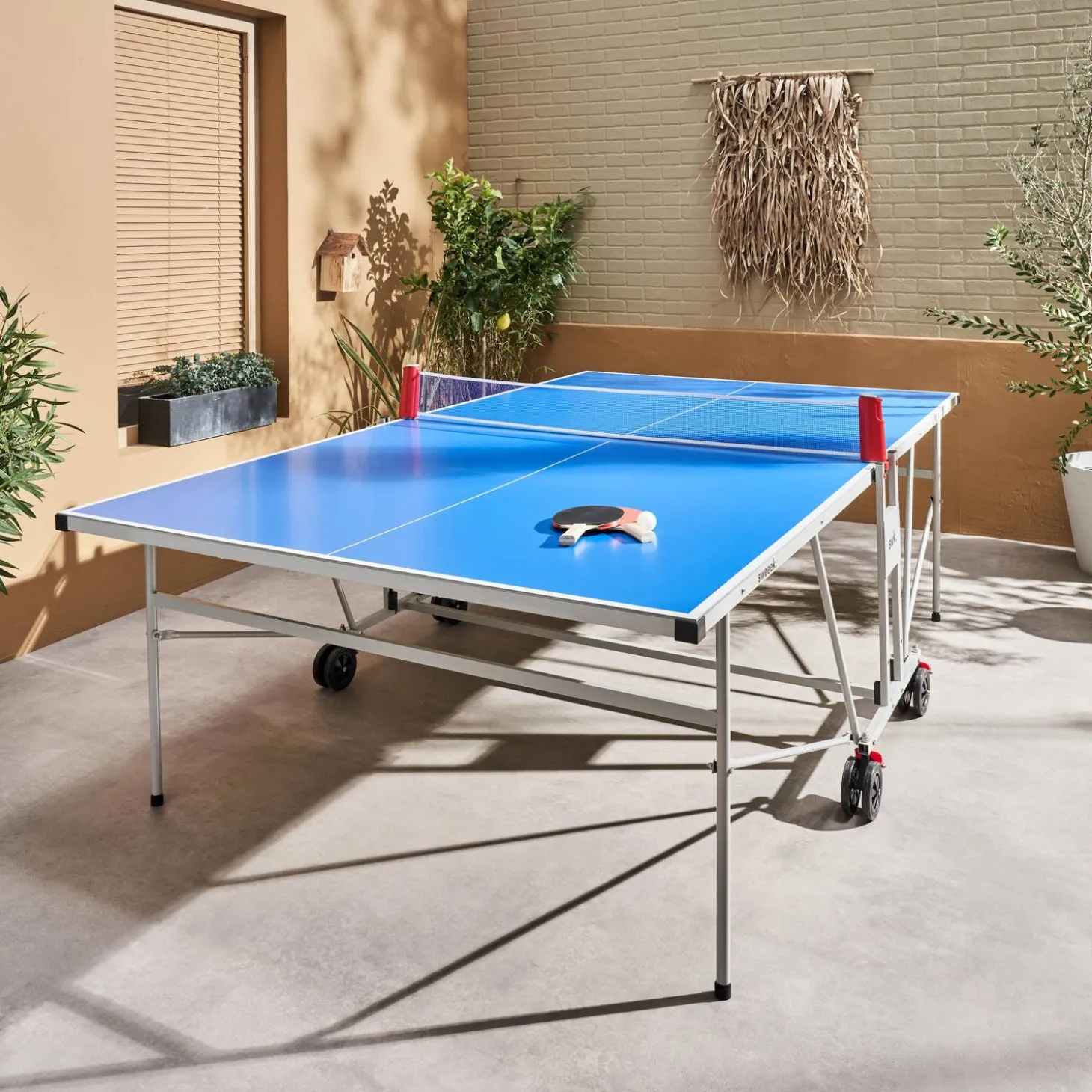Klappbare Outdoor-Tischtennisplatte mit 4 Schlägern und 6 Bällen