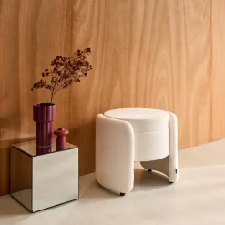 Moderner Hocker mit Stoffbezug und Stauraum