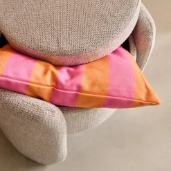 Moderner Hocker mit Stoffbezug und Stauraum