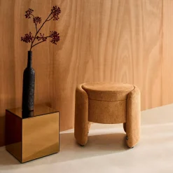 Moderner Hocker mit Stoffbezug und Stauraum
