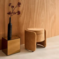 Moderner Hocker mit Stoffbezug und Stauraum