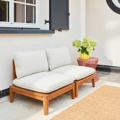 Modulare Gartenbank aus Akazienholz Bezug mit Bouclé-Look