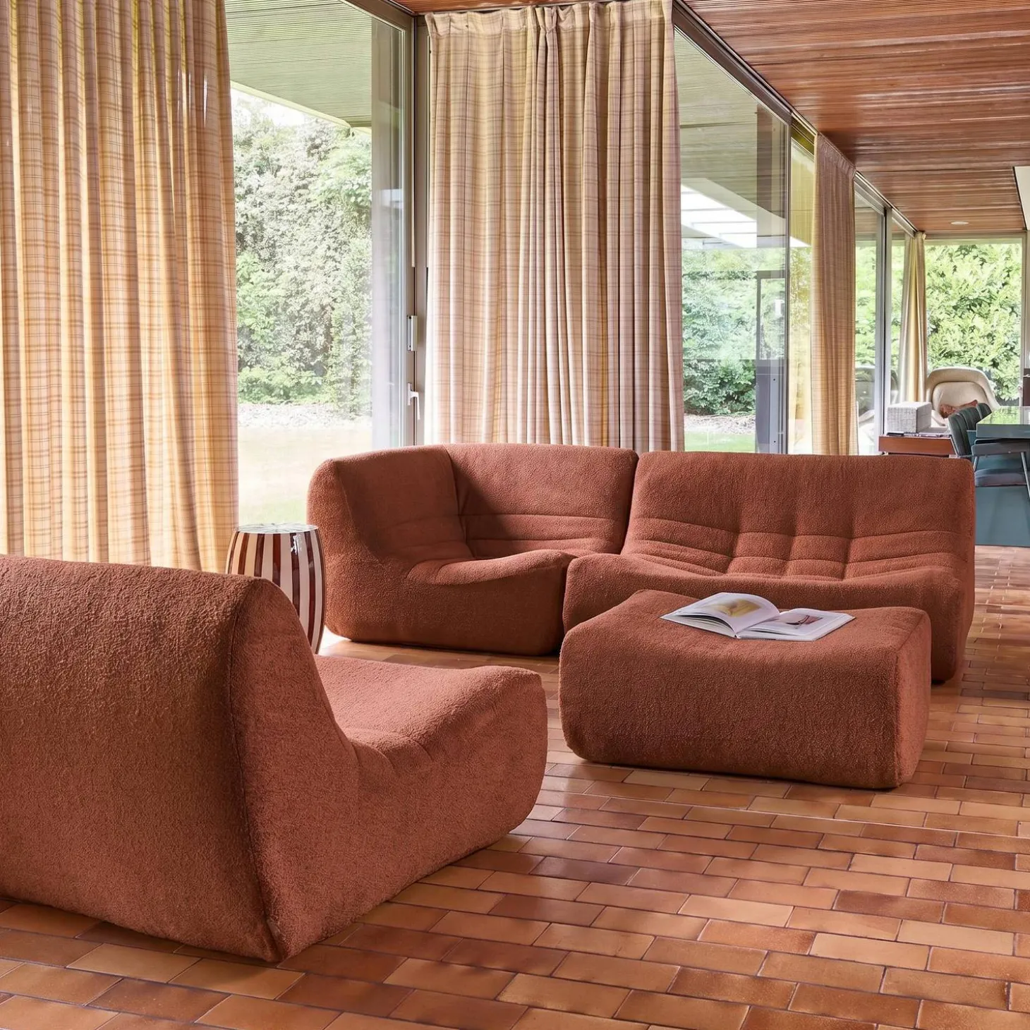 Modulares 5-Sitzer Ecksofa mit strukturiertem Bouclé-Bezug und Hocker