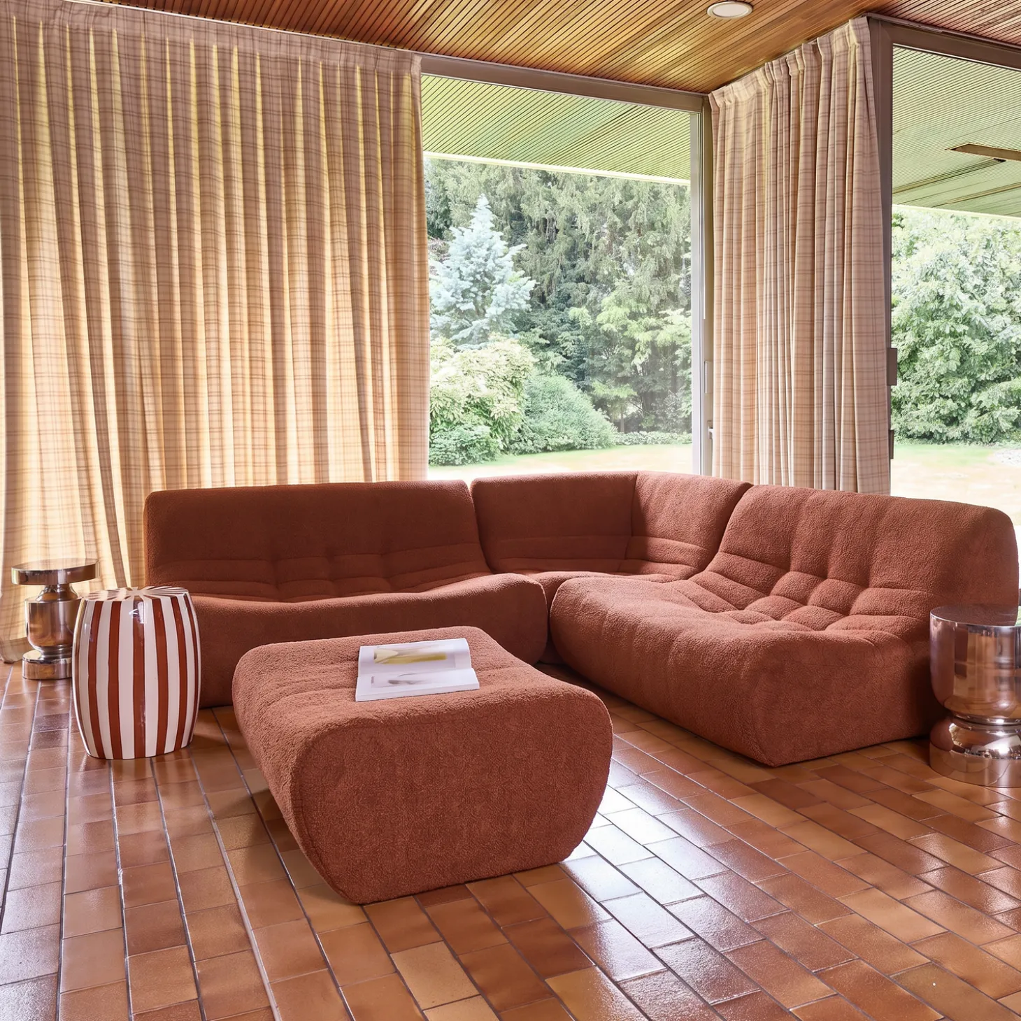 Modulares 5-Sitzer Ecksofa mit strukturiertem Bouclé-Bezug und Hocker