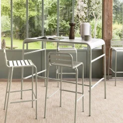 Outdoor-Bartisch + 4 Barhocker mit Lehne aus Stahl