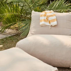 Outdoor Sessel und Fußhocker mit Olefin-Bezug in beige