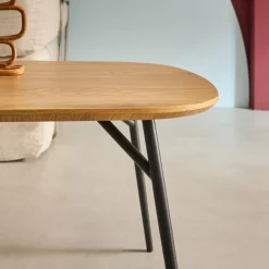 Rechteckiger Couchtisch im Eichenlook mit schwarzen Metallbeinen