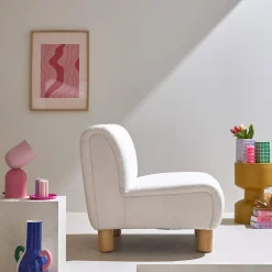 Relaxsessel mit abgerundeten Beinen aus Holz mit Bouclé-Bezug