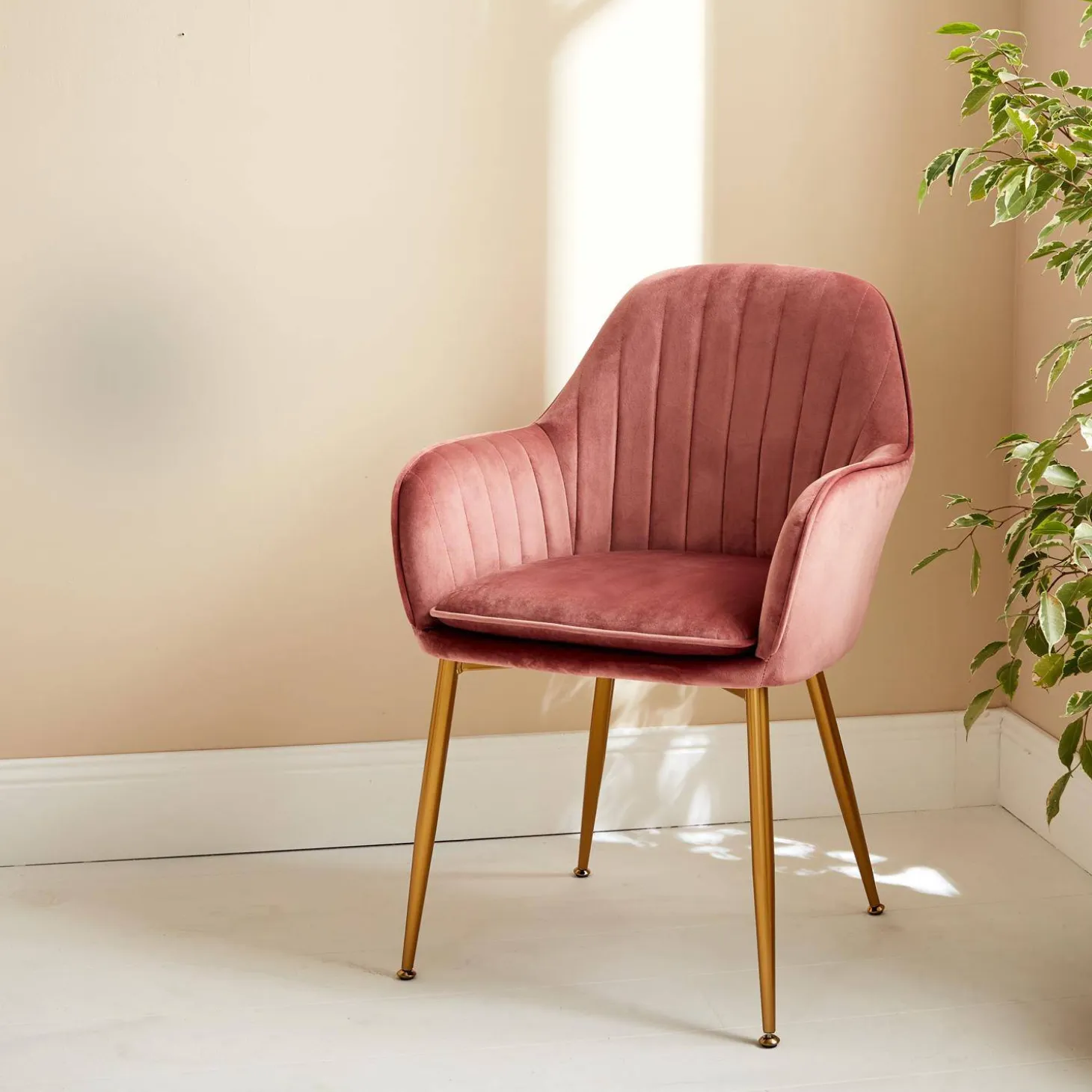 Sessel mit Samtbezug und Metallbeinen