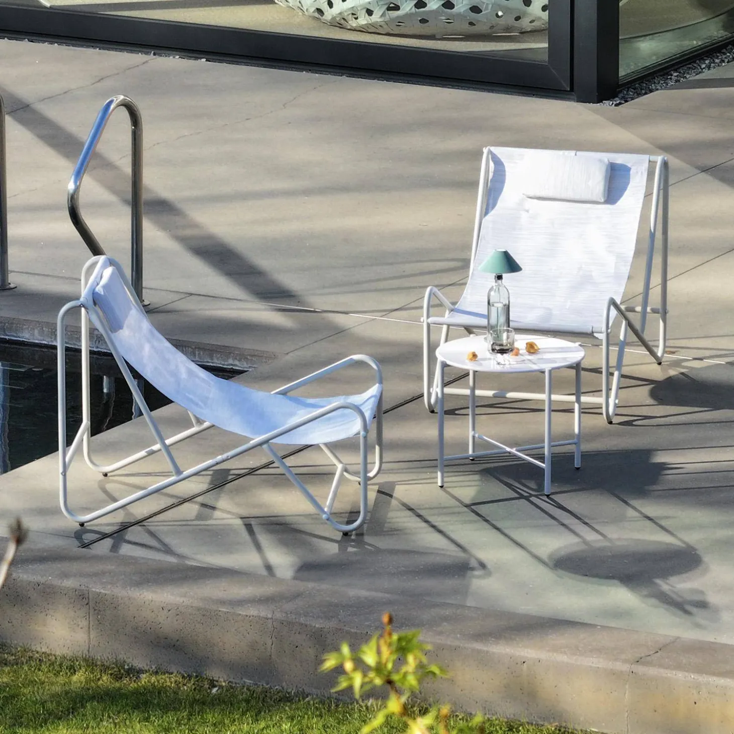 Set aus 2 Liegesesseln mit rundem Tisch aus Stahl