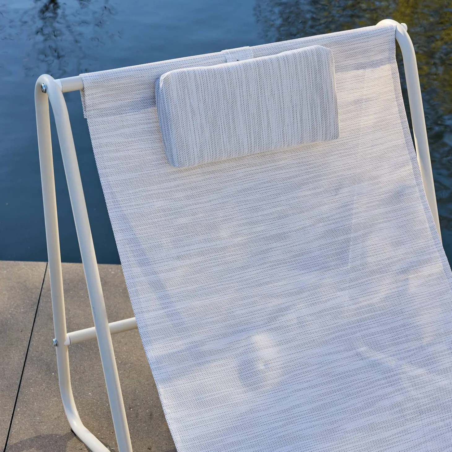 Set aus 2 Liegesesseln mit rundem Tisch aus Stahl