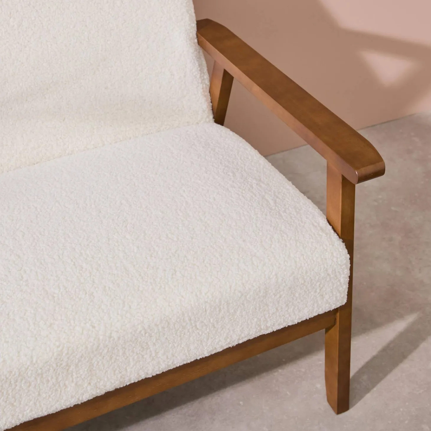 2-Sitzer-Banksofa und Sessel mit Bouclé-Stoff, Füße in nussbaumfarben hell