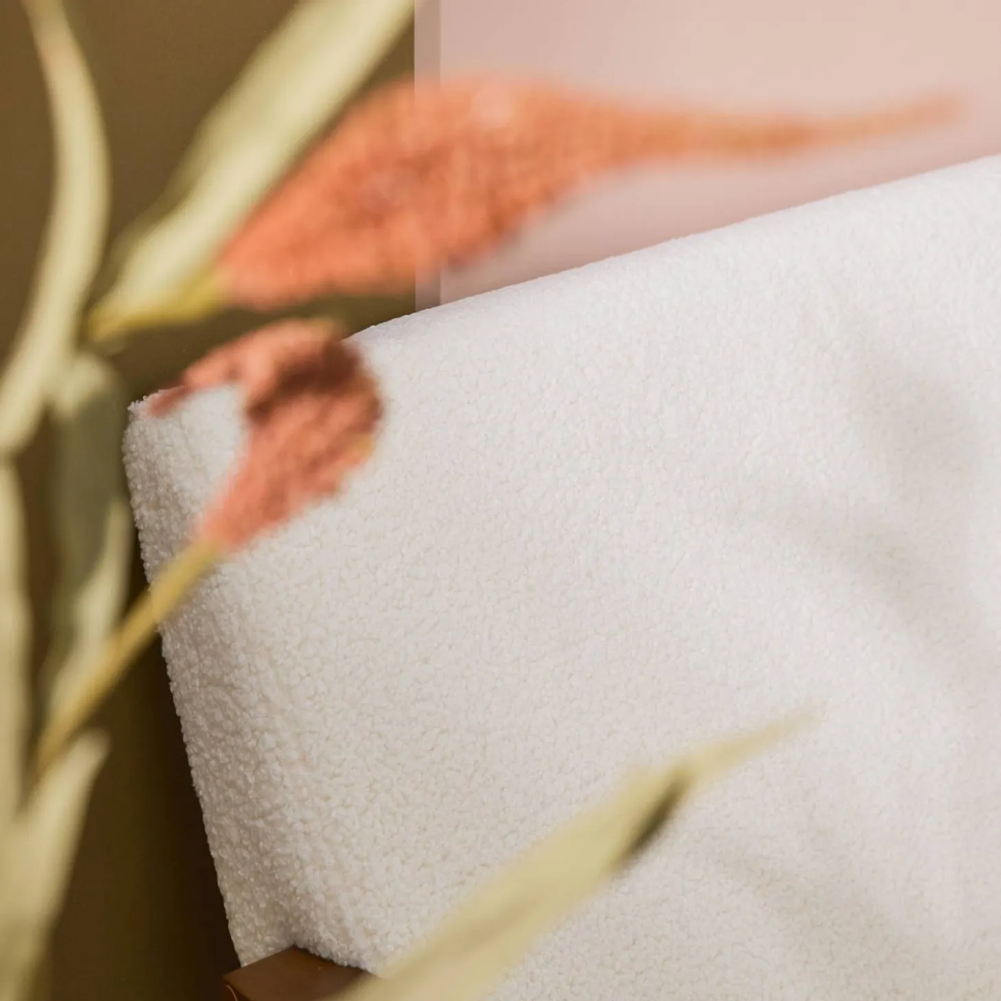 2-Sitzer-Banksofa und Sessel mit Bouclé-Stoff, Füße in nussbaumfarben hell