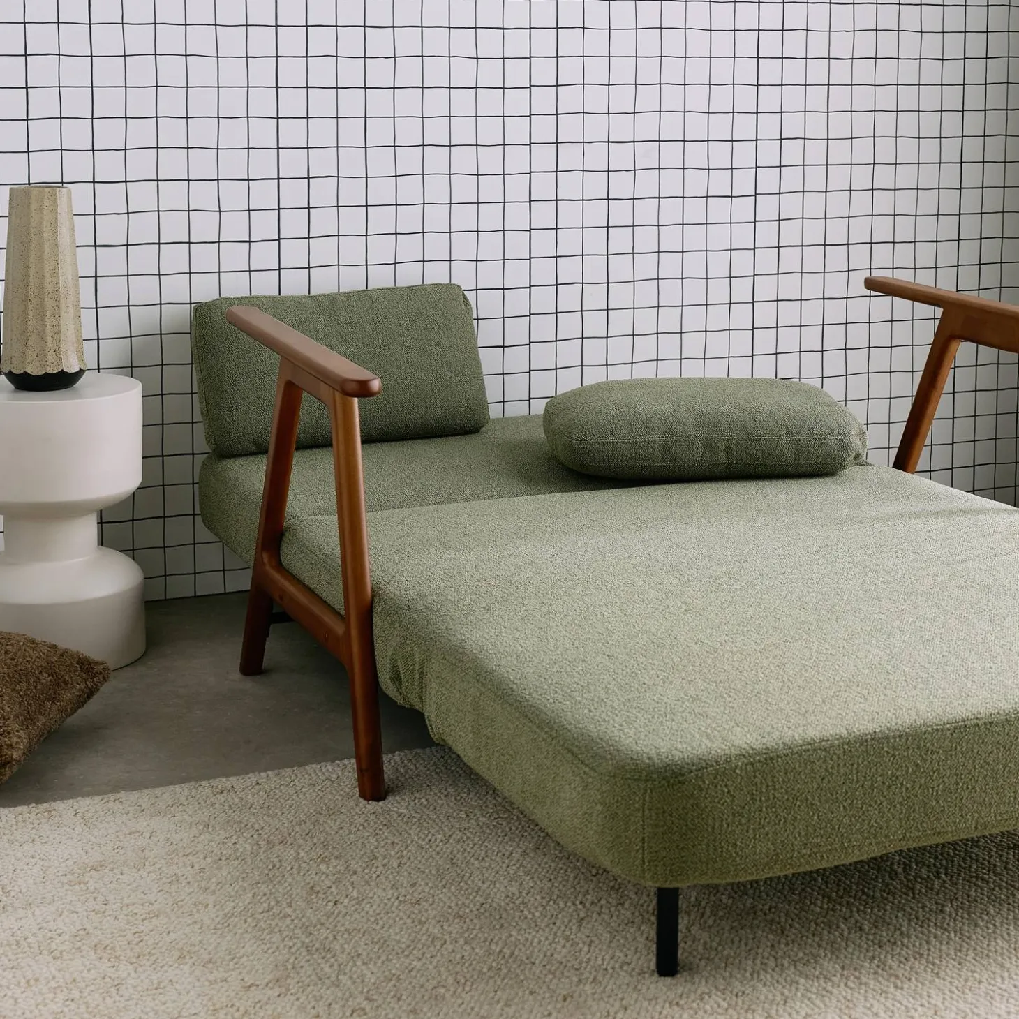 2-Sitzer Schlafsofa aus nussbaumfarbenem Heveaholz mit strukturiertem Bouclé-Bezug