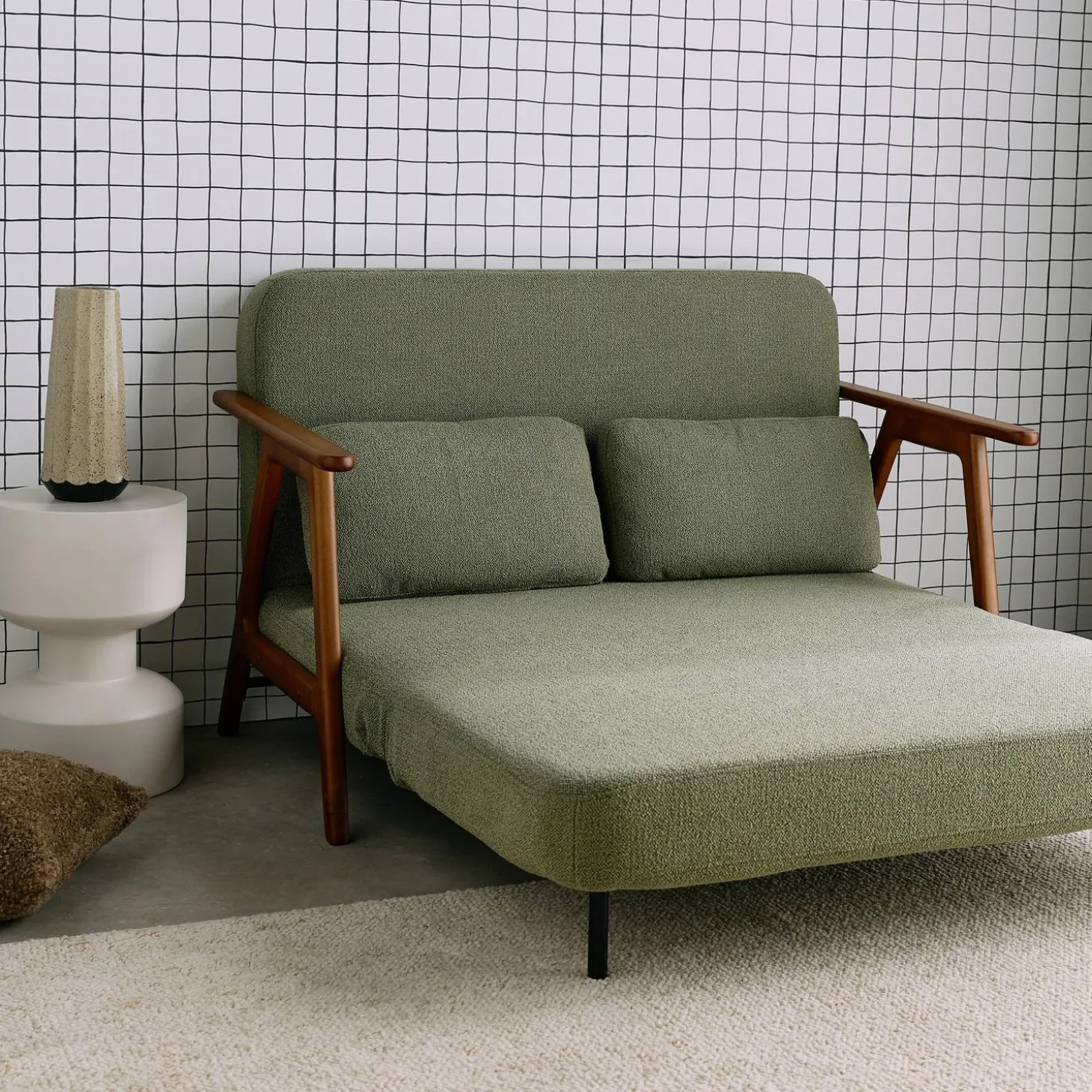2-Sitzer Schlafsofa aus nussbaumfarbenem Heveaholz mit strukturiertem Bouclé-Bezug