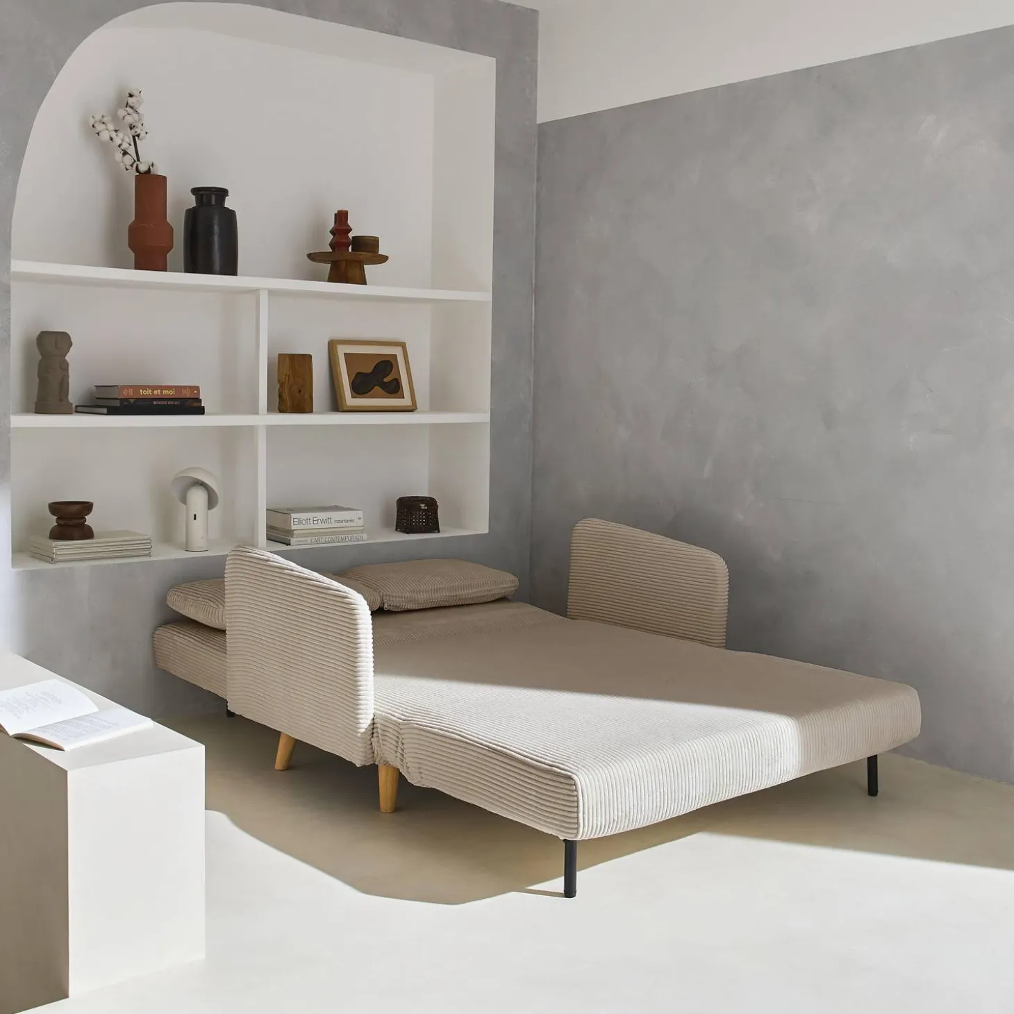 2-Sitzer-Sofa mit Cordbezug und Holzfüßen