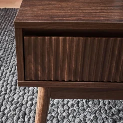 Skandinavischer Couchtisch mit geriffeltem Holzdekor, 2 Nischen, 1 Schublade