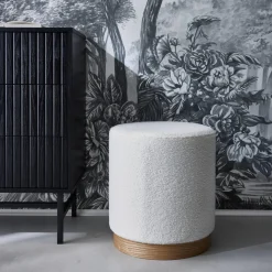 Skandinavischer Hocker mit weißem Bouclé-Bezug
