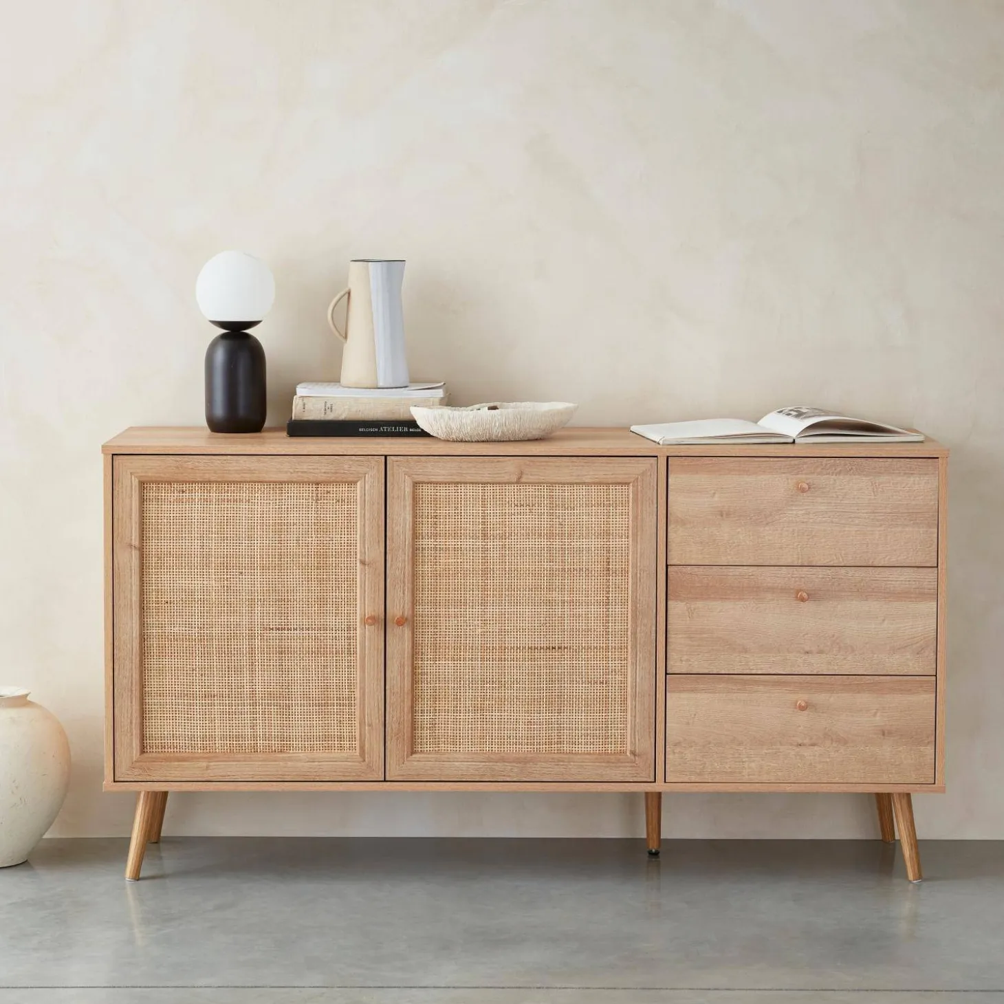 Skandinavisches Sideboard, Holzeffekt mit Rattangeflecht, 2 Türen, 150 cm