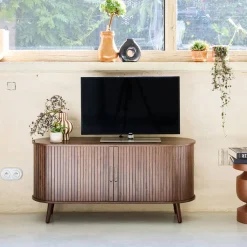 Skandinavisches TV-Möbel mit 2 Schiebetüren in geriffeltem Holzlook, 120 cm